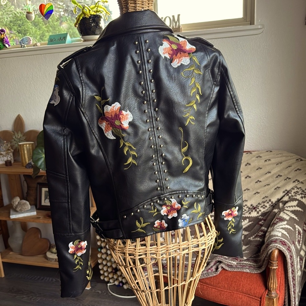This is a warm leather jacket, embroidered with Japanese flowers.